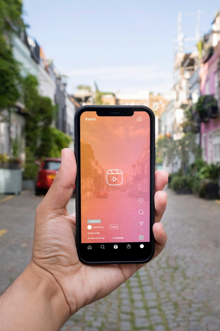 Kostenlose Foto hand hält smartphone draußen