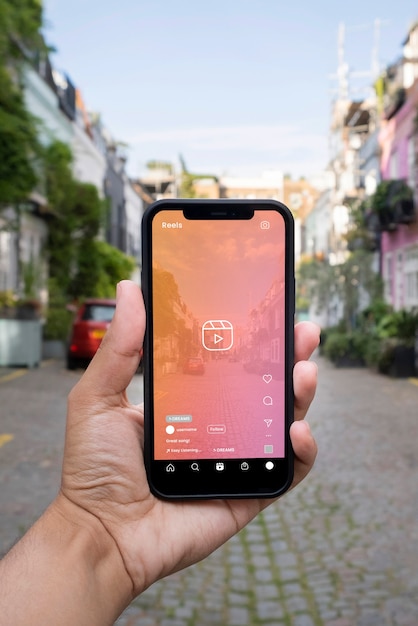 Hand hält Smartphone draußen