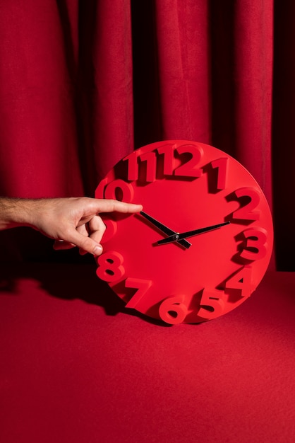 Kostenloses Foto hand hält stillleben mit der wanduhr