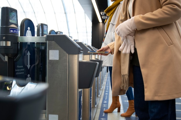 Hand hält Telefon hautnah