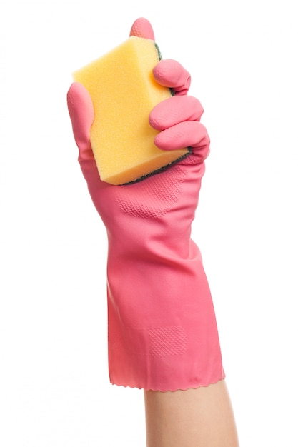 Hand in einem rosa Handschuh, der Schwamm hält
