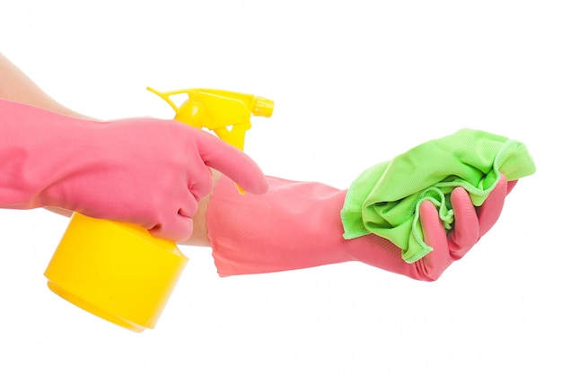 Hand in einem rosa Handschuh, der Spray und Schwamm hält