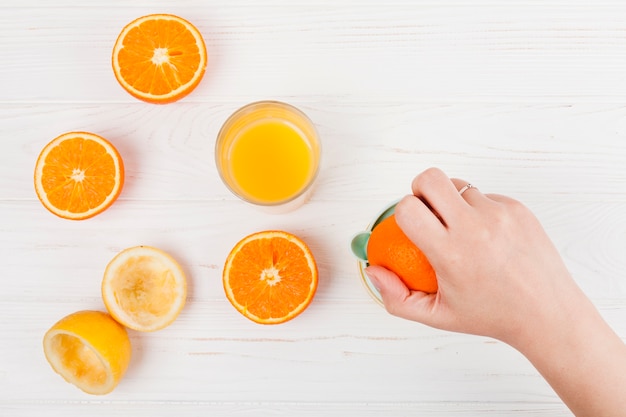 Hand machen Orangensaft