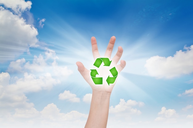 Hand mit einem Recycling-Symbol