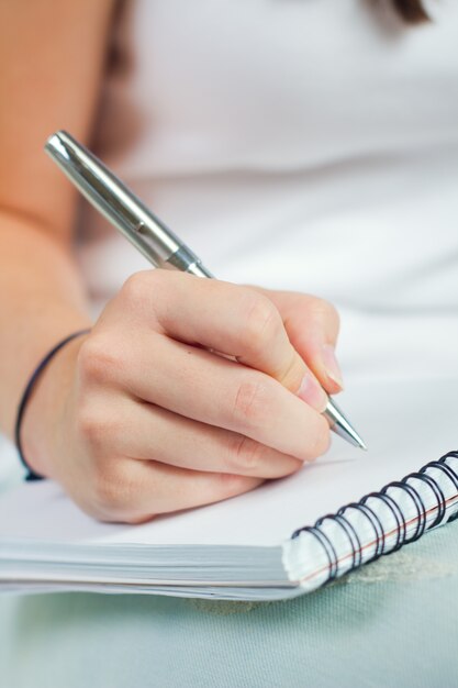 Hand mit einem Stift über Notebook