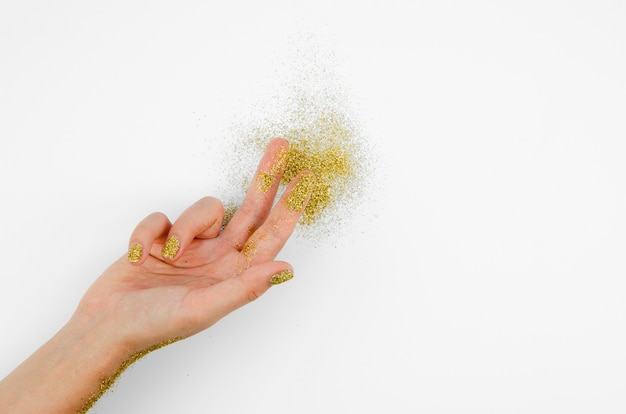 Hand mit goldener Funkelnnahaufnahme