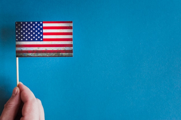 Kostenloses Foto hand mit kleiner amerikanischer flagge