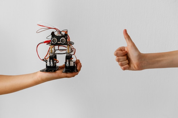 Kostenloses Foto hand mit roboter und ok-zeichen