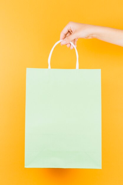 Hand mit Salat-Shopping-Paket