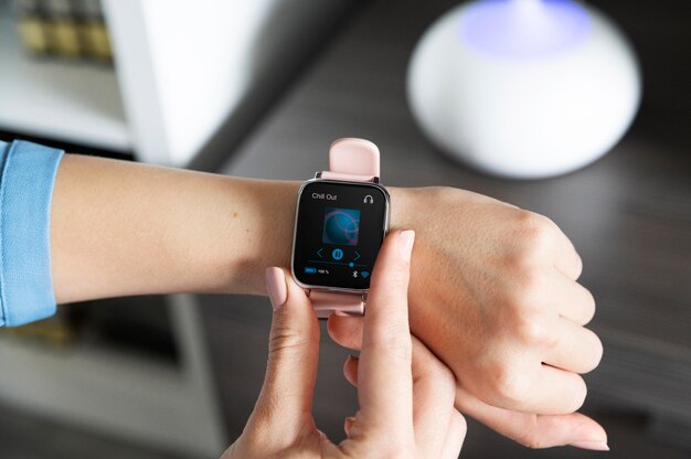 Hand mit Smartwatch zum Abspielen von Musik