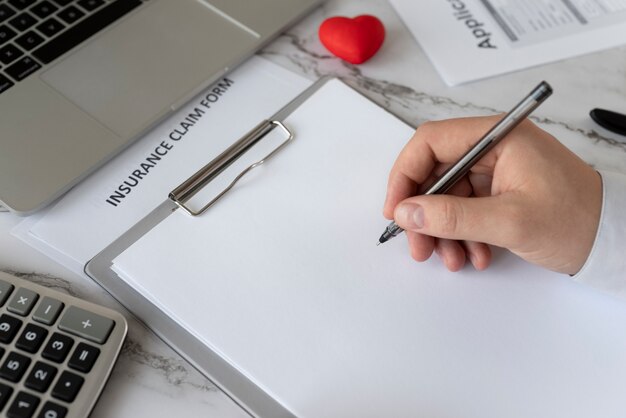 Hand mit Stift hautnah