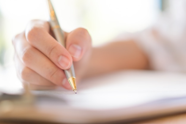 Hand mit Stift über Antragsformular