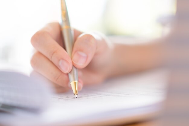 Hand mit Stift über Antragsformular