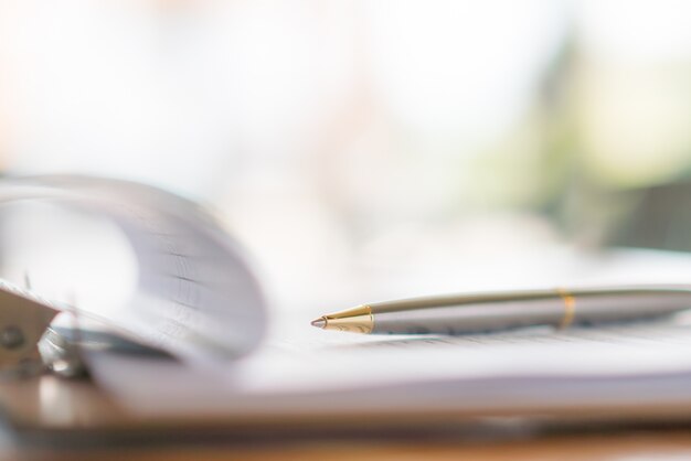 Hand mit Stift über Antragsformular