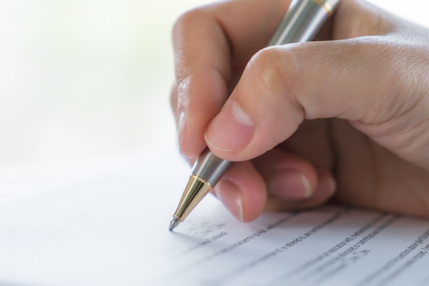 Hand mit Stift über Bewerbungsformular