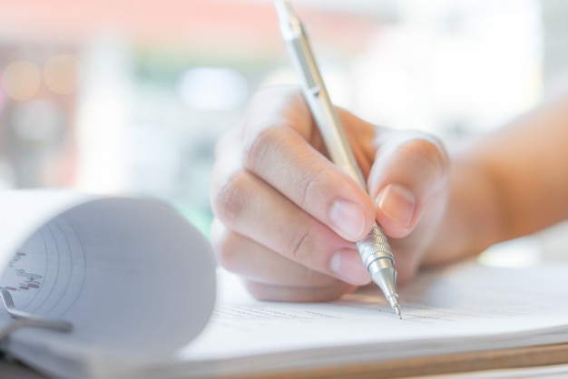 Hand mit Stift über Bewerbungsformular