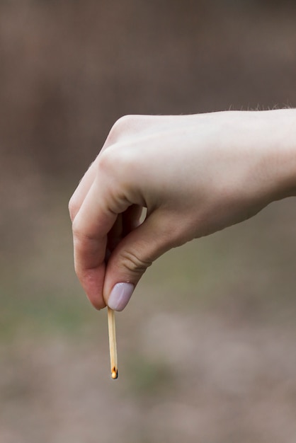 Hand mit Streichholz