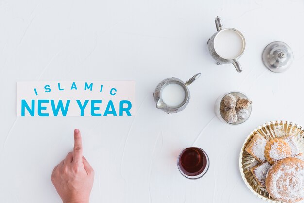 Hand mit Süßigkeiten für islamisches neues Jahr