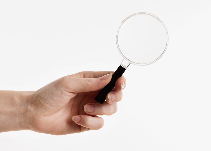Kostenlose Foto hand mit vergrößerungsglas