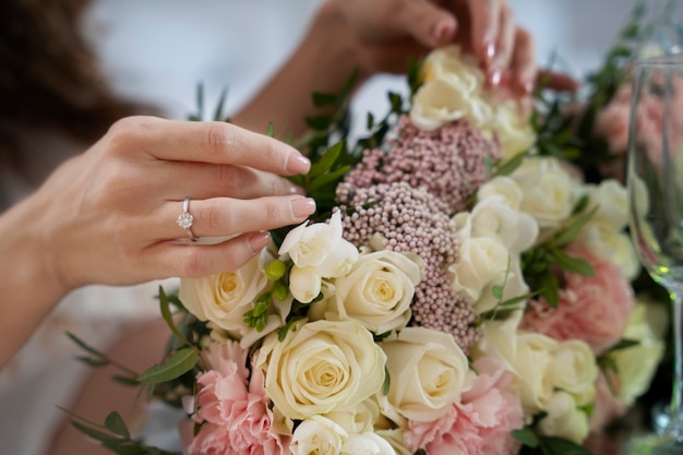 Hand mit Verlobungsring hautnah