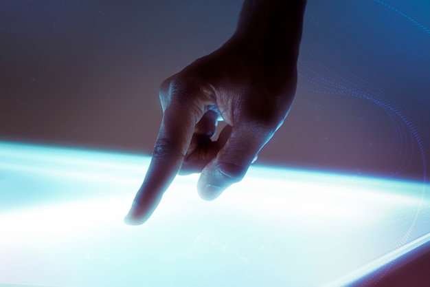 Hand mit virtuellem bildschirm fortschrittlicher technologie digitaler remix