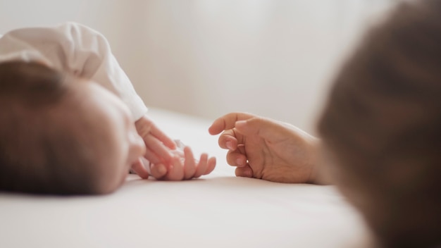 Kostenloses Foto hand nähert sich dem kleinen baby