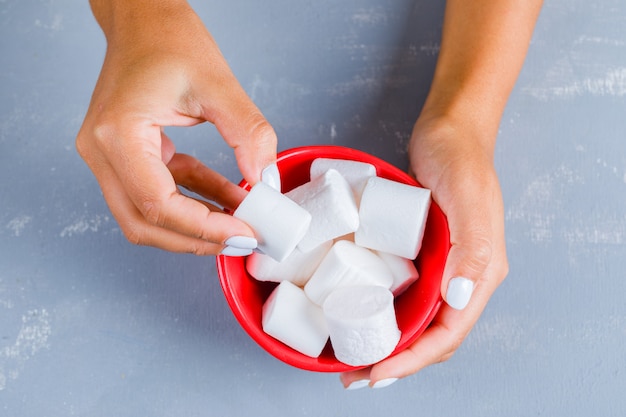 Hand nehmen süße Marshmallows