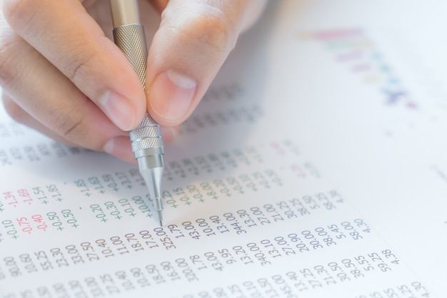 Hand schreiben auf Verschiedene Finanzdiagramme auf dem Tisch