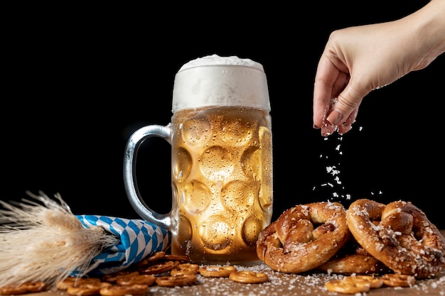 Kostenloses Foto hand streuen salz auf bayerischen snacks