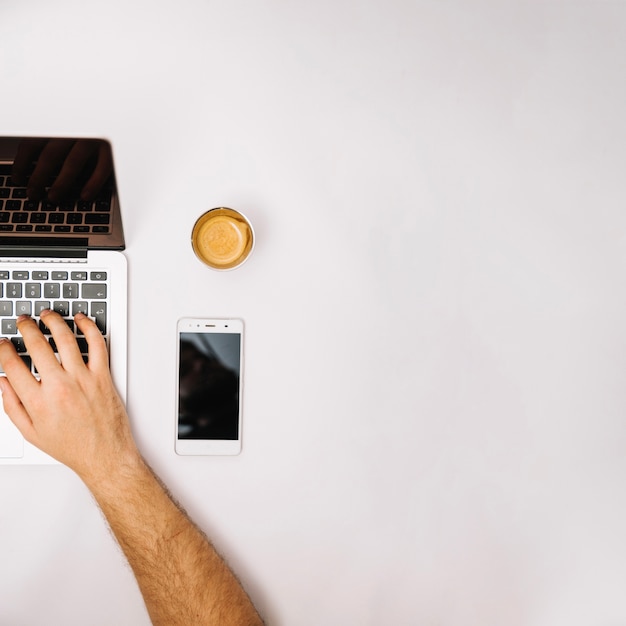 Hand Tippen auf Laptop