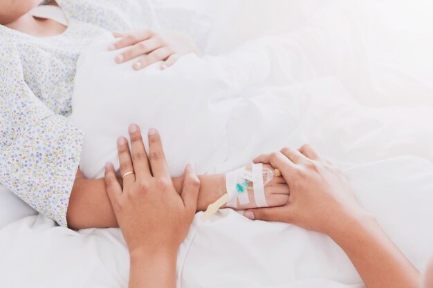Handchen Halten Hand Das Schlafende Baby In Der Hand Des Vaters Nahaufnahme Hande Isoliert Auf Weissem Hintergrund Premium Foto