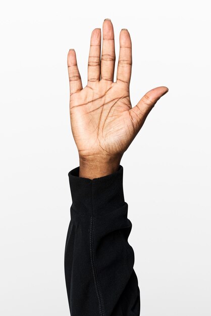 Hand zeigt Handflächengeste mit schwarzem Langarm