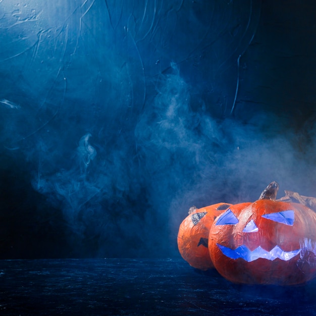Kostenloses Foto handgemachte halloween-kürbisse innen beleuchtet