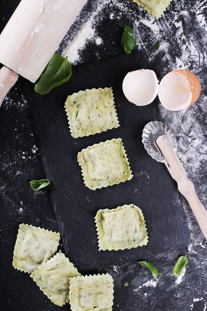 Handgemachte Raviolis mit Basilikumblättern