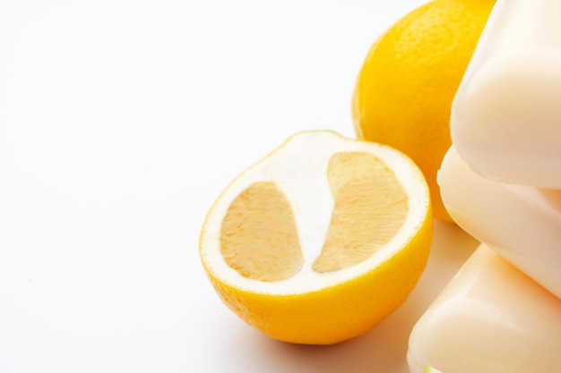 Handgemachte Seifenstücke und Zitrone auf weißem Hintergrund
