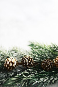Handgemachtes spielzeug des immergrünen baumes, schneeflocken, kugeln und tannenzweig auf steinhintergrund, weihnachtsgrußkarte mit platz für textwunsch