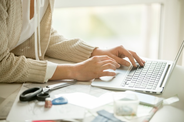 Hands Druck auf einem Laptop, Nähen Zubehör um