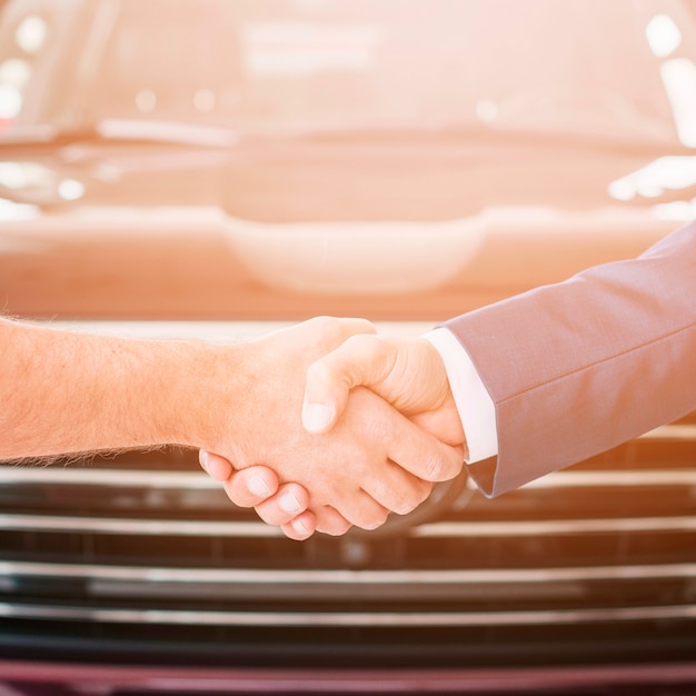 Handshake im Autohaus