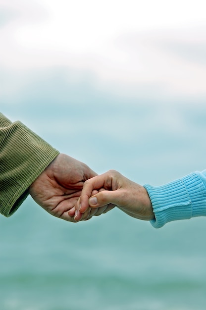 Kostenloses Foto handshake in einem meer hintergrund