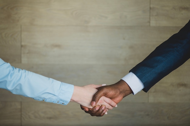 Kostenloses Foto handshake mit waffen