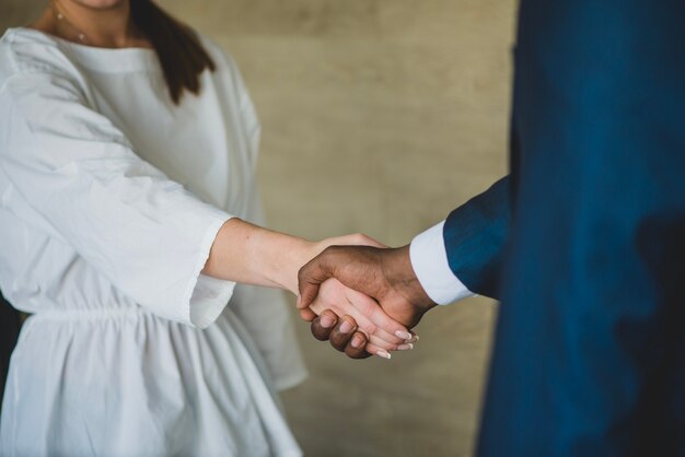 Kostenloses Foto handshake-szene