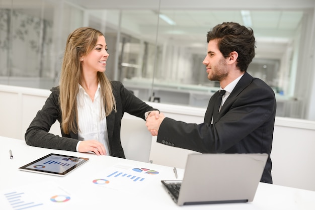 Handshake vor der Arbeit