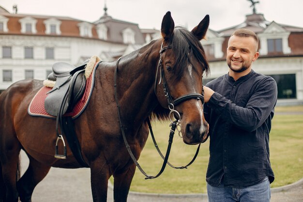 Handsme Mann, der in einer Ranch steht