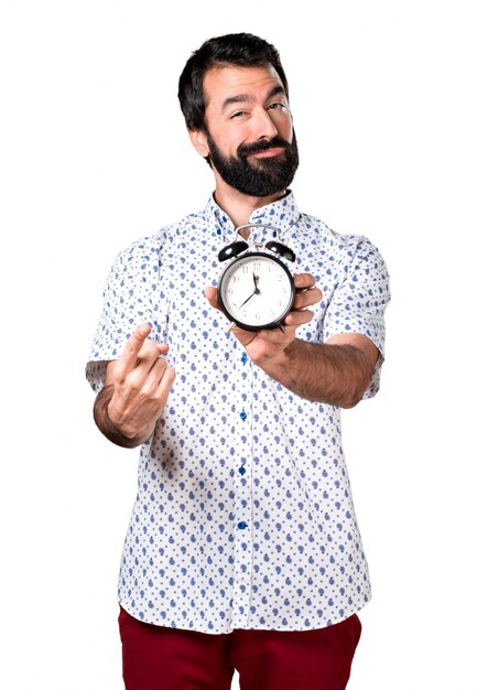 Handsome brunette Mann mit Bart halten Vintage Uhr
