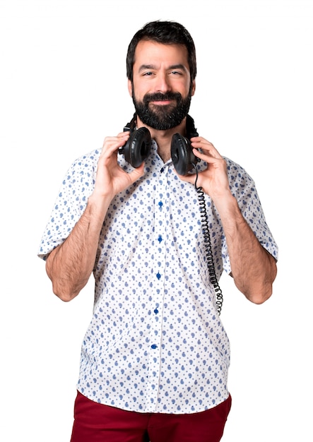 Handsome brunette Mann mit Bart Musik hören