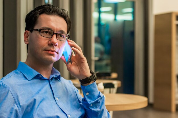 Handsome Geschäftsmann Gespräch am Telefon in einem Café