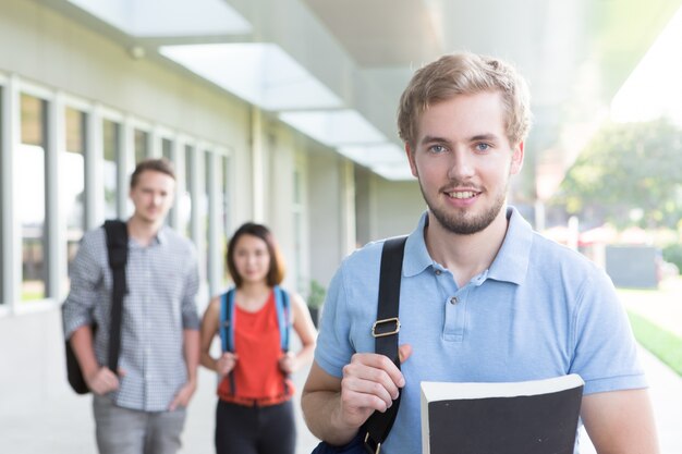 Handsome guy genießen Bildung in der Universität