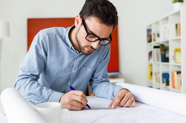 Handsome junge Geschäftsmann arbeitet im Büro.