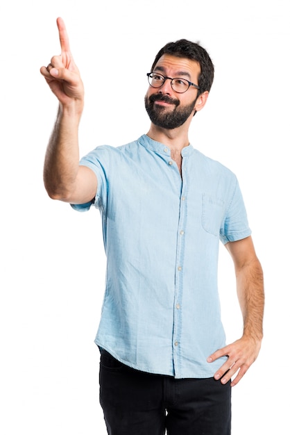 Handsome Mann mit blauen Gläser berühren auf transparenten Bildschirm