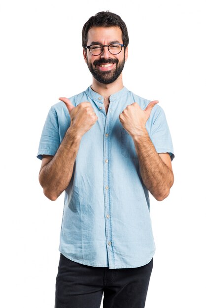 Handsome Mann mit blauen Gläser mit Daumen nach oben